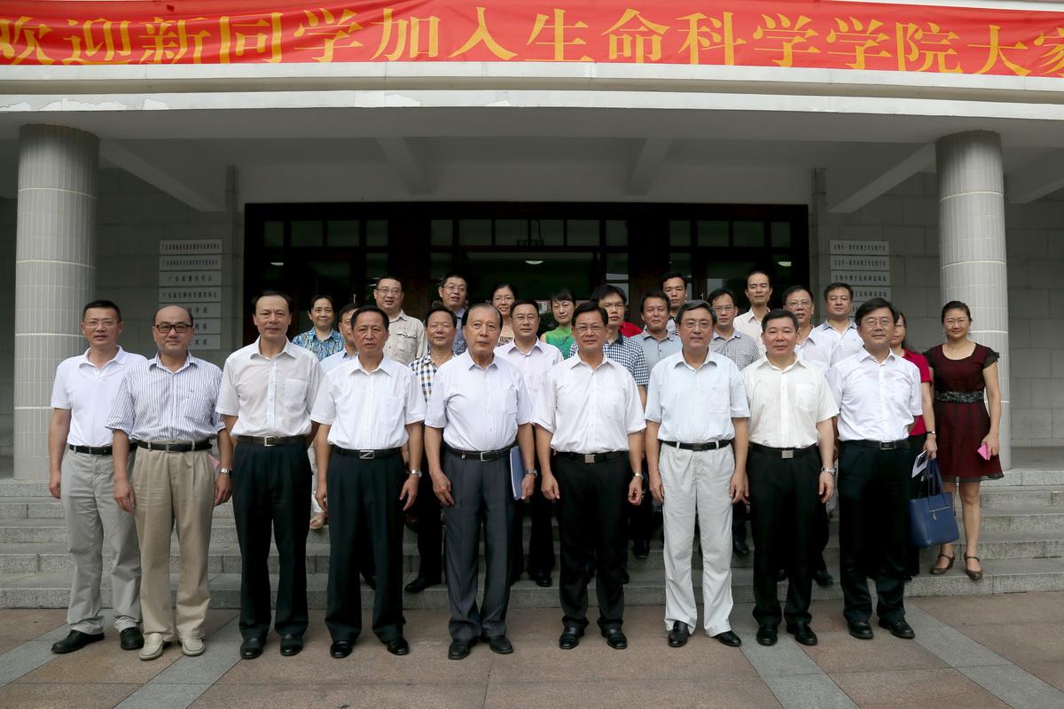 陈云贤与生命科学学院教师代表合影
