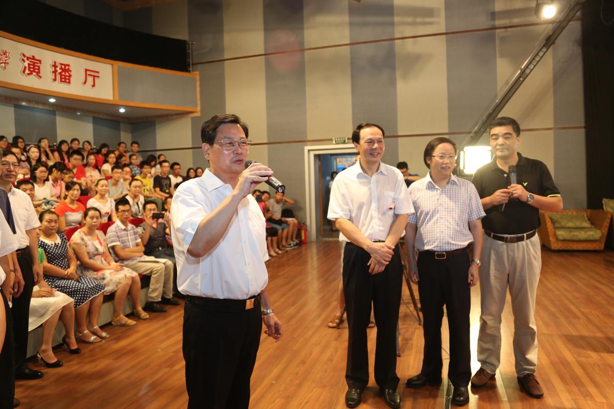 陈云贤向小学教师致以节日的问候