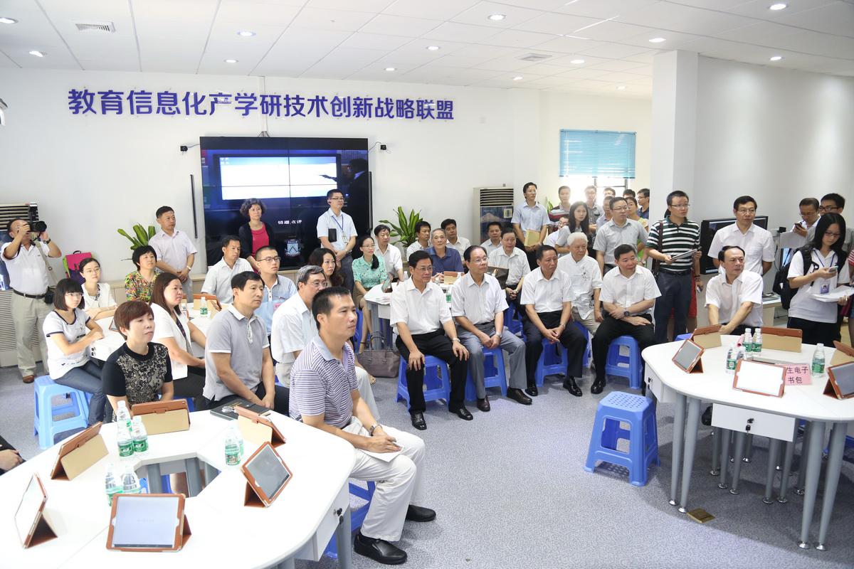 陈云贤在智慧教育体验中心慰问教师代表
