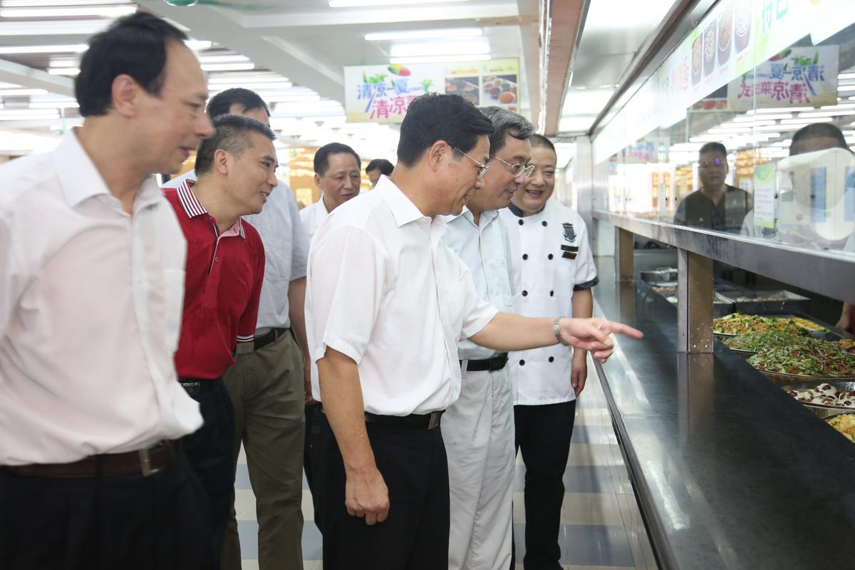 陈云贤向工作人员了解沁园饭菜