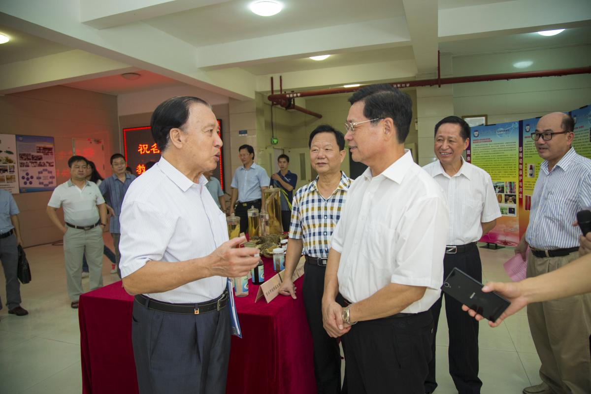 陈云贤与刘颂豪院士交谈