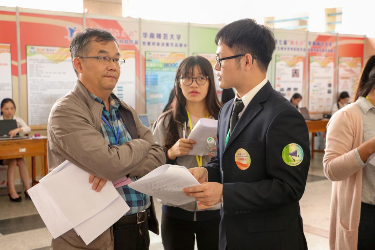 学校专家教授、老师、学生到作品展览馆指导、观摩和交流1