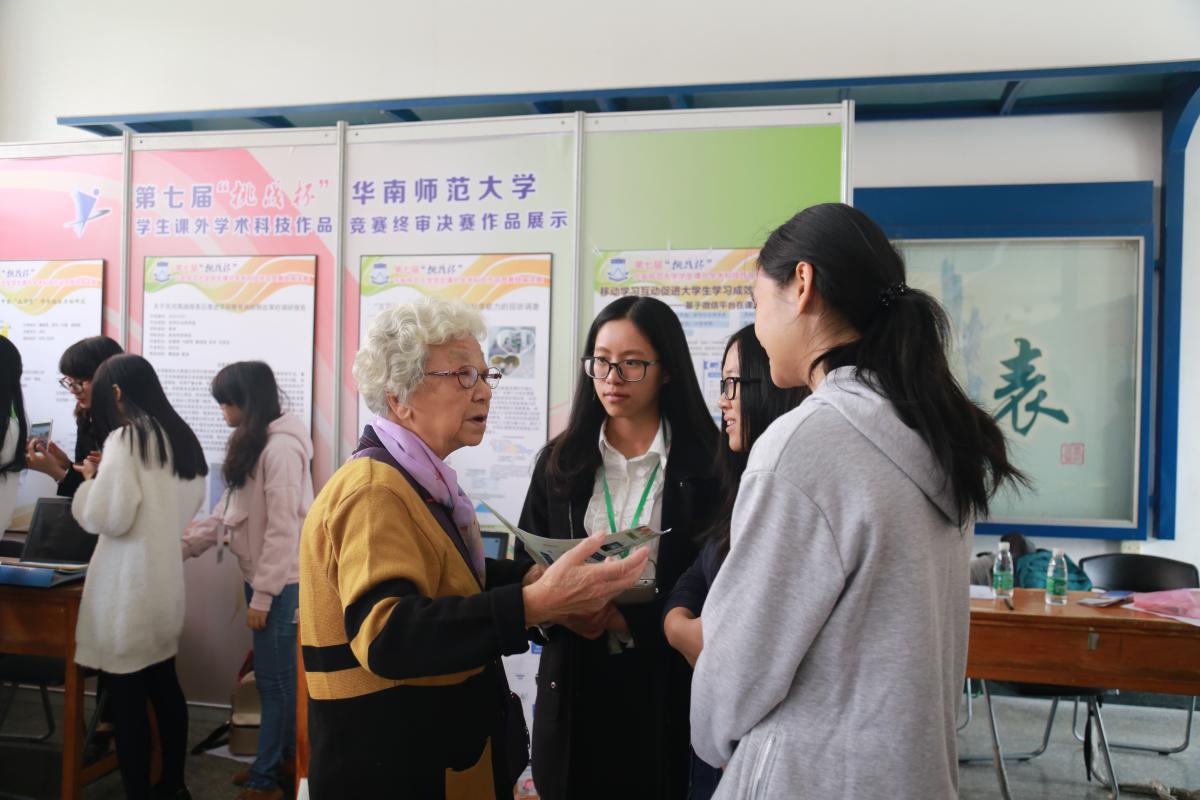 学校专家教授、老师、学生到作品展览馆指导、观摩和交流3