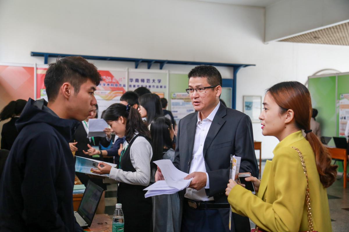 学校专家教授、老师、学生到作品展览馆指导、观摩和交流4