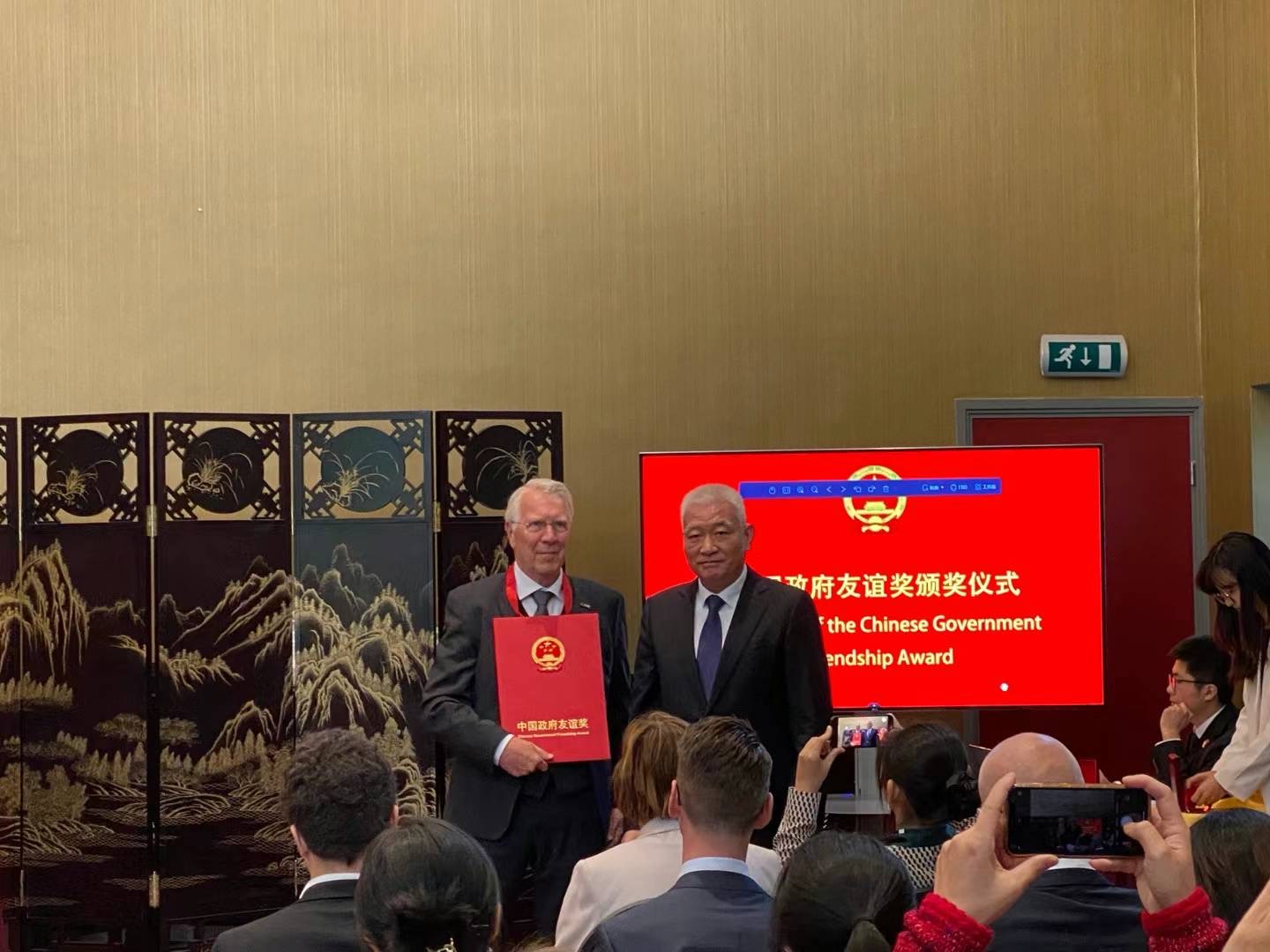王志刚部长给Dirk Jan Broer教授颁奖.jpg